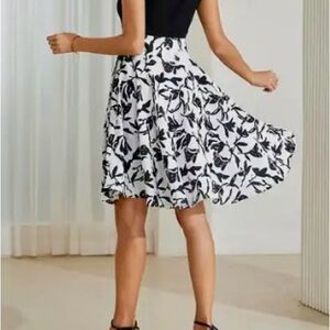 NWOT Ladies Sz S Flowing Floral Print Dress